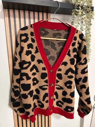 Chaqueta de punto animal print con franja roja