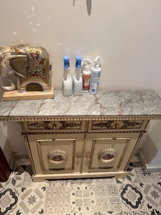 Mueble antiguo con encimera de mármol