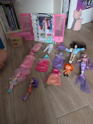 Guardaroba Barbie con Bambole e Accessori