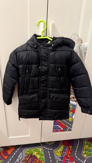 Abrigo de invierno negro para niño