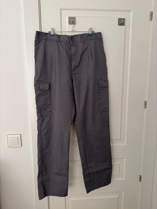 Pantalón de trabajo tipo cargo gris