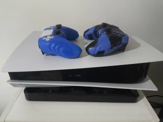 PlayStation 5 (PS5) con accesorios