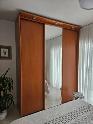 Armario de Madera con Espejo Central