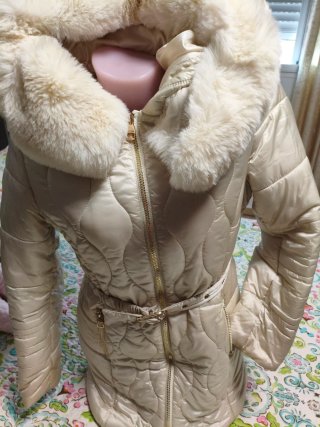 Abrigo Acolchado Beige con Pelo