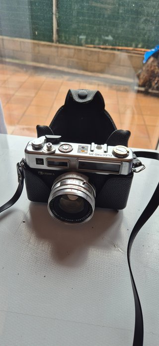 Cámara Analógica Yashica Electro 35 con Funda
