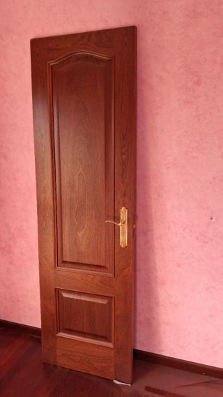 Puerta de madera con cerradura y jambas