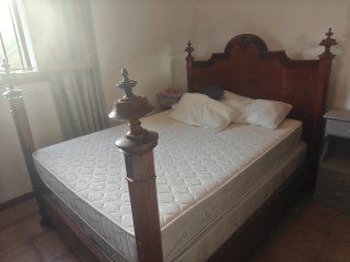 Cama de Madera Clásica y armario