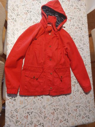 Parka Roja con Capucha