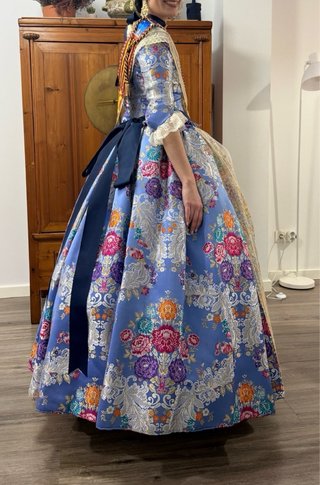 Traje de fallera azul con estampado floral