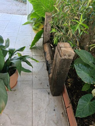 Viga de madera rústica para chimenea