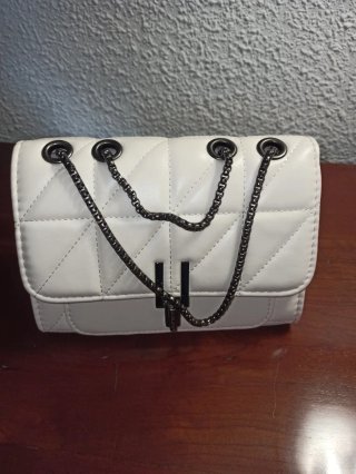 Bolso acolchado blanco con cadena
