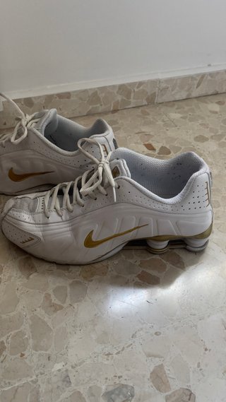 Zapatillas Nike Shox Blancas y Doradas