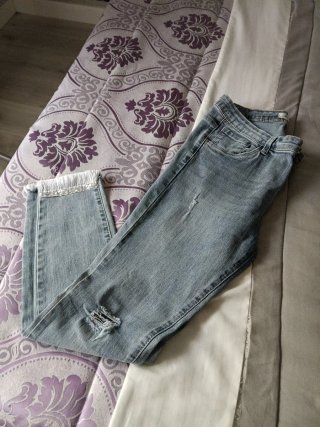 Pantalón vaquero azul con detalle en bajo