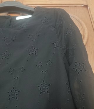 Blusa negra con bordado inglés
