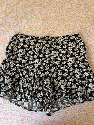 Falda Estampada Flores Blanco y Negro