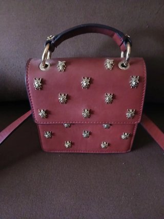 Bolso granate con diseños de carabela dorado