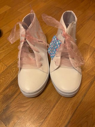 Zapatillas de niña blancas con lazos