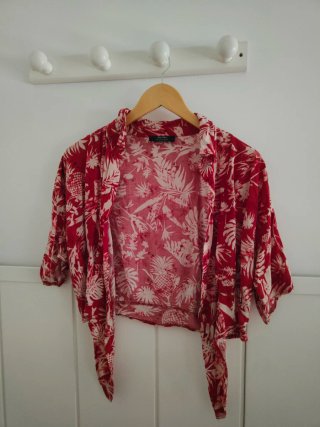 Camiseta Hawaiana Bershka Roja Talla S