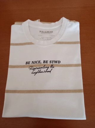 Camiseta Pull & Bear Blanca y Beige XS