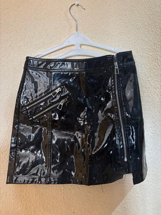 Falda Corta Negra Efecto Vinilo