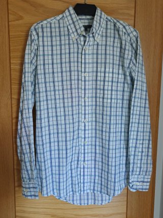Camisa de cuadros blanca y azul