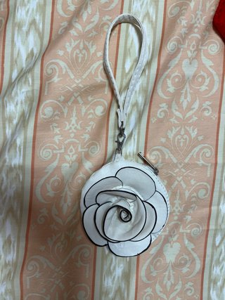 Monedero Blanco con Asa y Detalle de Flor