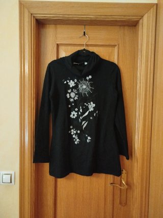Jersey Negro con Bordado Floral