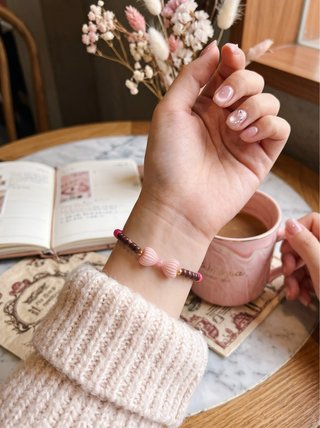 Pulsera artesanal con abalorios