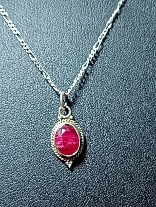 Colgante y Cadena de Plata de Ley rubí facetado