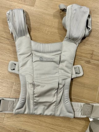 Mochila Ergobaby Embrace Air - Gris