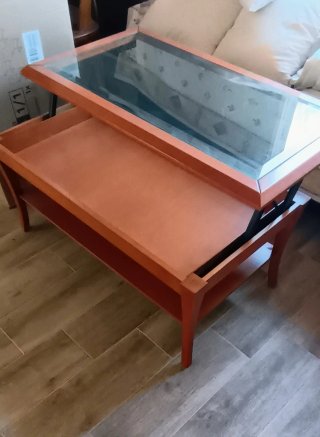 Mesa de centro elevable de madera y cristal