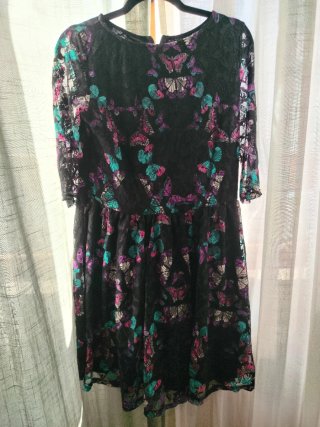 Vestido de encaje con estampado de mariposas