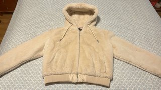 Cazadora de pelo beige con capucha