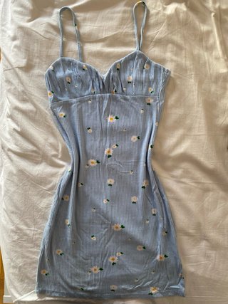 Vestido corto azul con margaritas