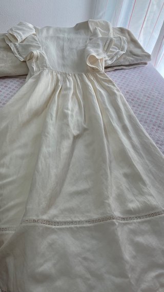 Vestido Beige con Volantes
