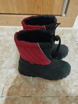Botas para la nieve negras y rojas.