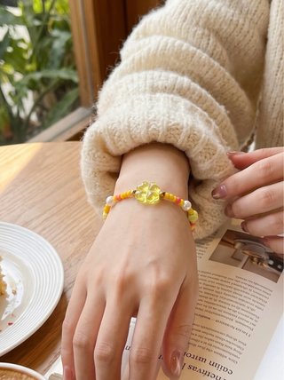 Pulsera artesanal con abalorios