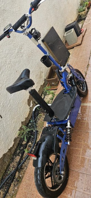 Patinete Eléctrico Azul con Asiento