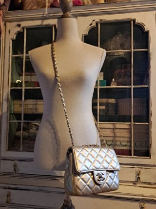 Bolso dorado acolchado