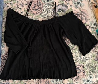 Camisa Negra con Hombros Descubiertos
