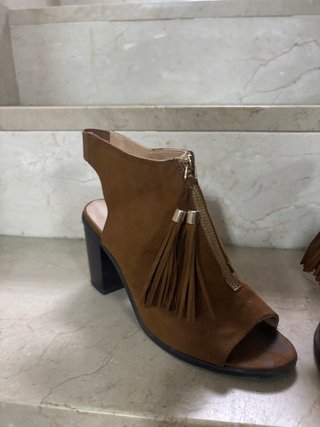 Zapatos de tacón con cremallera y borla