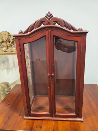 Vitrina de Madera con Puertas de Cristal
