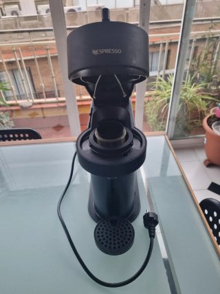 Cafetera Nespresso Vertuo y Cubo para Cápsulas