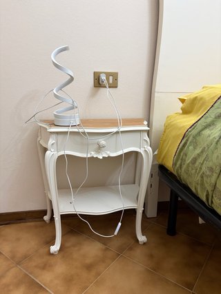 Comodino in legno bianco