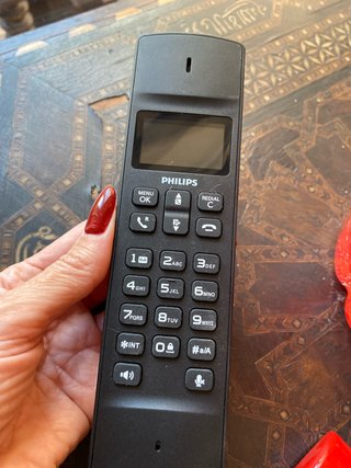 Bonito teléfono fijo inalámbrico Philips.
