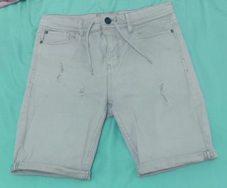 Ver Lote: Pantalón corto gris con efecto desgastad
