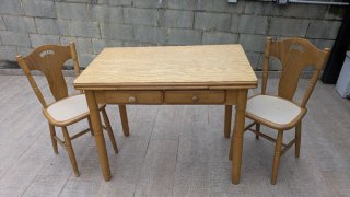 Conjunto de Mesa y 2 Sillas de Madera