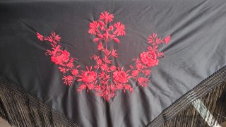 Mantón Bordado Negro y Rojo
