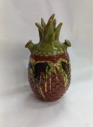 Cántaro de cerámica con forma de piña