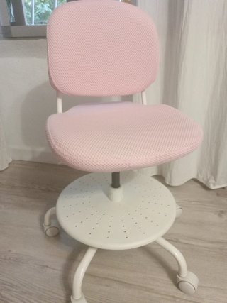 Silla de estudio Ikea rosa y blanca